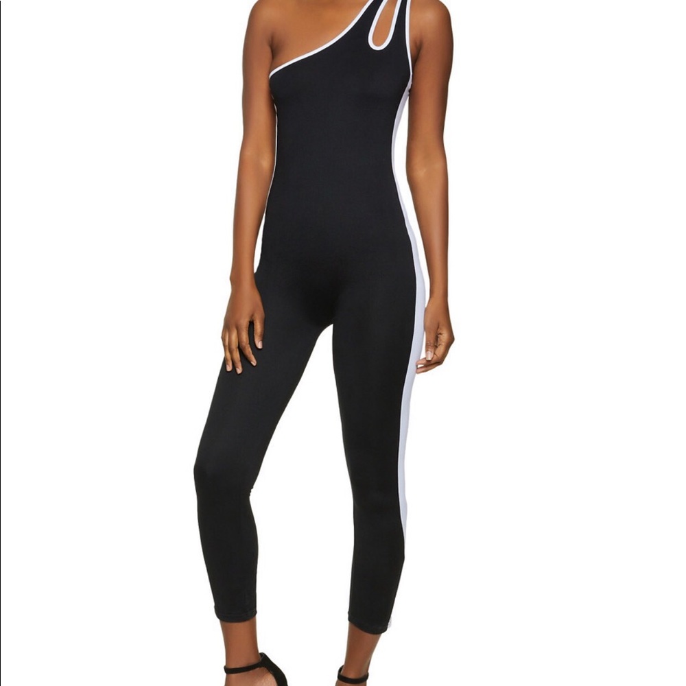 ‼️Only 1 ‼️One Shoulder Cut Out Jumpsuit🖤 HOT🔥🔥